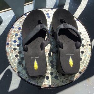 Volatile Women's Black Wedge Thong Flip-Flop Sandals with Leather Trim Size 10
